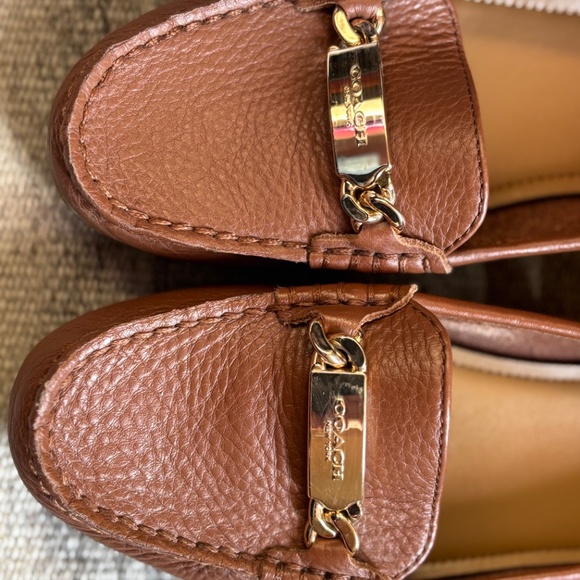 Coach Olive Loafer Flats, Tan Pebbled Leather, Gold Chain Hardware, Size 6B - Picture 5 of 8